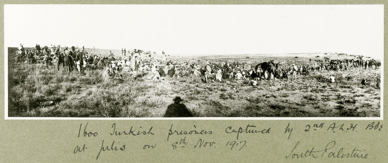 1917年11月8日，第二个ALH旅俘获了1600名土耳其囚犯 作者 上尉亚瑟·罗兹（Arthur Rhodes）