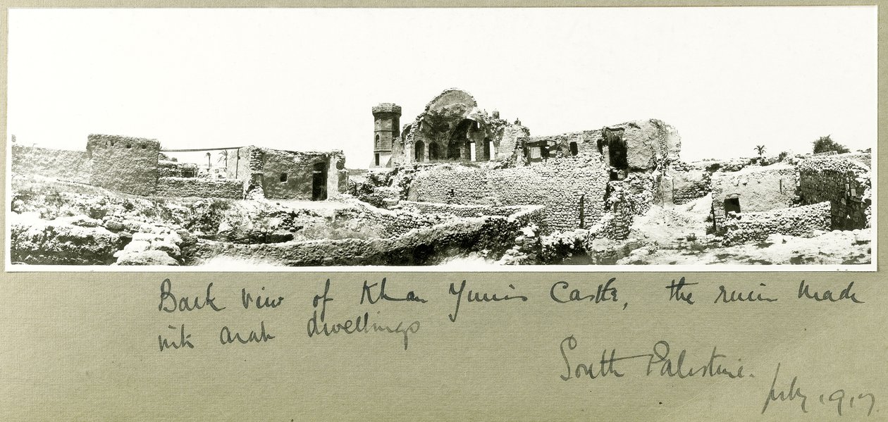 后面观点的可汗Yunis城堡，南巴勒斯坦，1917年7月 作者 上尉亚瑟·罗兹（Arthur Rhodes）