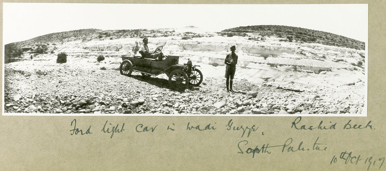 福特轻型汽车在Wadi Guzzeh，Rashid Beck，南巴勒斯坦，1917年10月 作者 上尉亚瑟·罗兹（Arthur Rhodes）