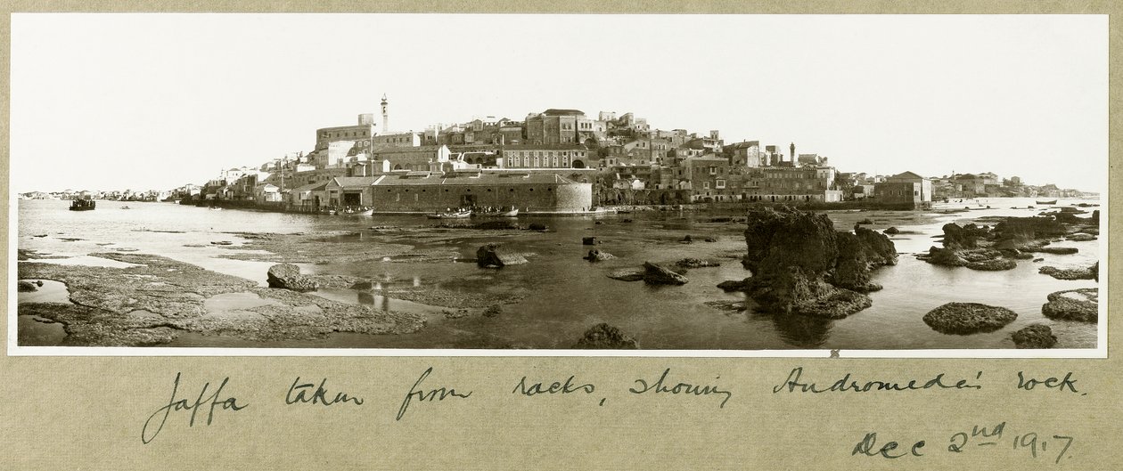 老雅法，显示仙女座的岩石，1917年12月2日 作者 上尉亚瑟·罗兹（Arthur Rhodes）