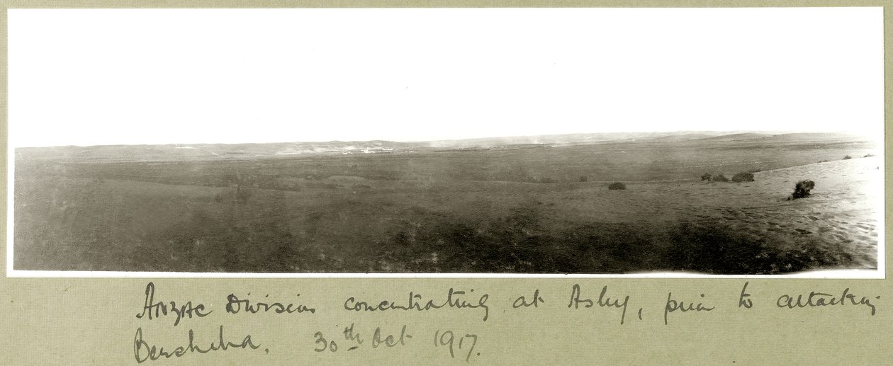 1917年10月20日，ANZAC分部在袭击Beersheba之前专注于Asluj 作者 上尉亚瑟·罗兹（Arthur Rhodes）