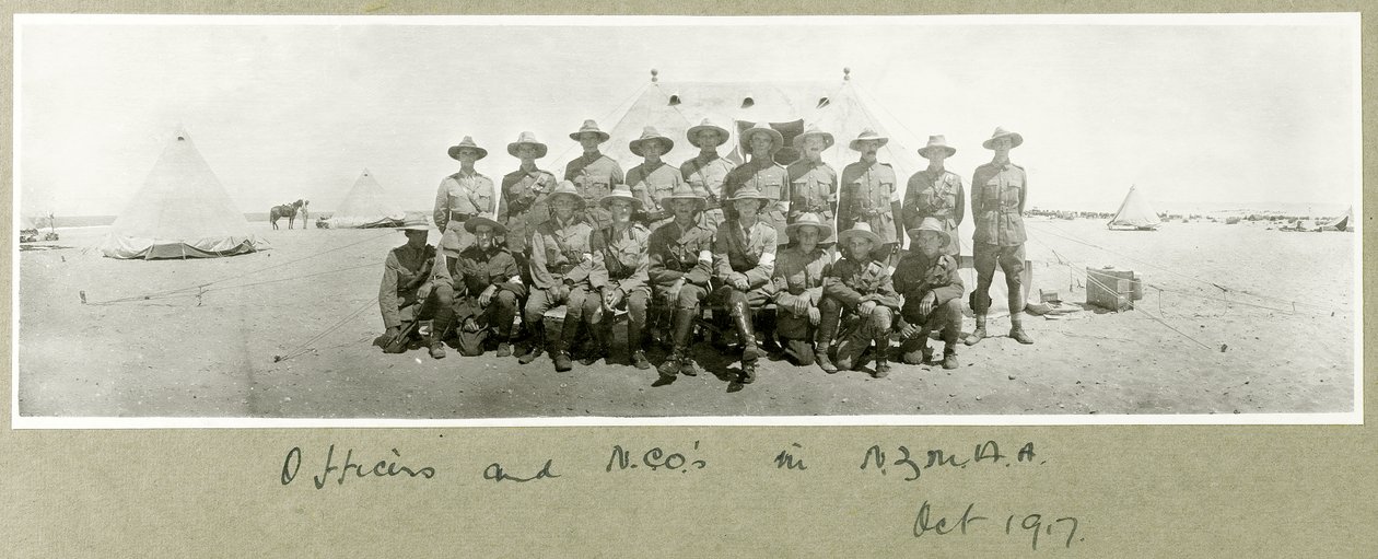 1917年10月，NZMAA的官员和NCO 作者 上尉亚瑟·罗兹（Arthur Rhodes）