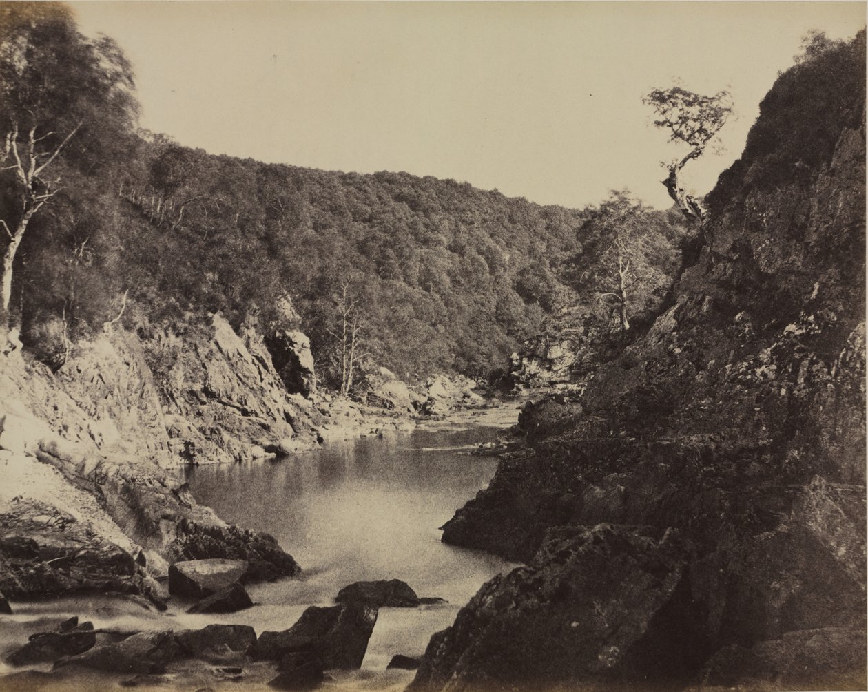河流景观，苏格兰，约1858年。 作者 霍雷肖·罗斯船长