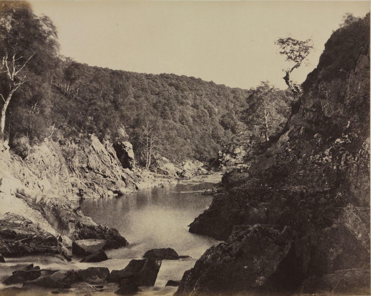 河流景观，苏格兰，约1858年。 作者 霍雷肖·罗斯船长