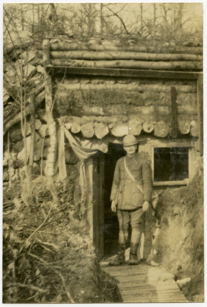 站立在风雨棚门道入口的战士被建立入小小山的边 作者 卡尔·米歇尔
