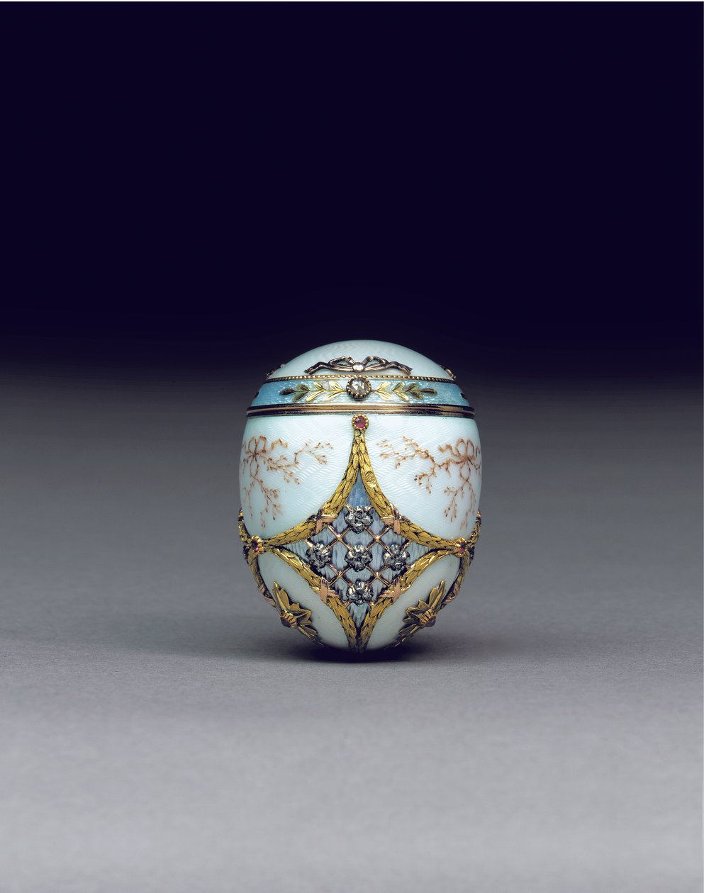 罕见的镶有宝石的两色鸡蛋bonbonnière，1896-1908年 作者 卡尔·法贝热