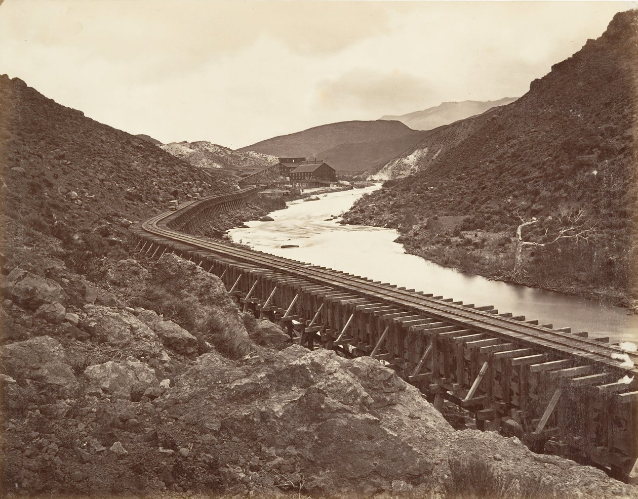 尤里卡石英磨坊和水槽，内华达州，1875年，约1876年印刷。 作者 卡尔顿·埃蒙斯·沃特金斯