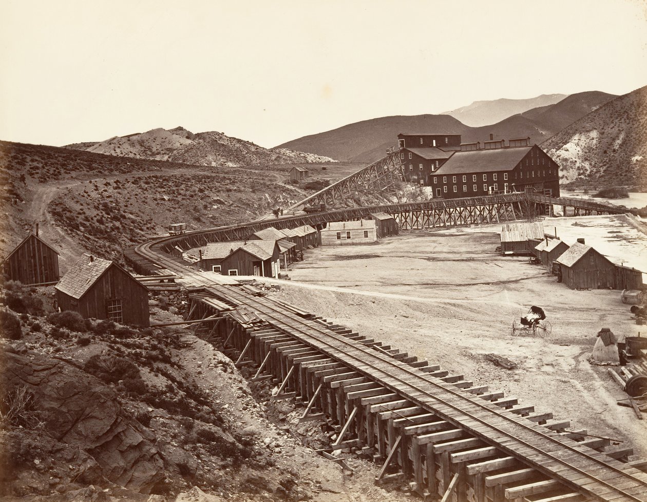 尤里卡石英磨坊和水槽，内华达州，1875年，约1876年印刷。 作者 卡尔顿·埃蒙斯·沃特金斯