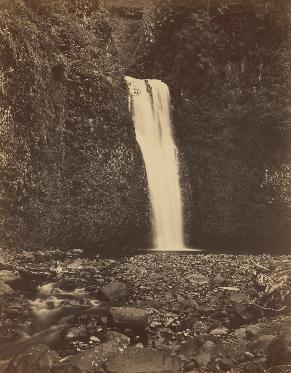 1867 年，哥伦比亚河下 Multnomah 瀑布（照片） 作者 卡尔顿·埃蒙斯·沃特金斯