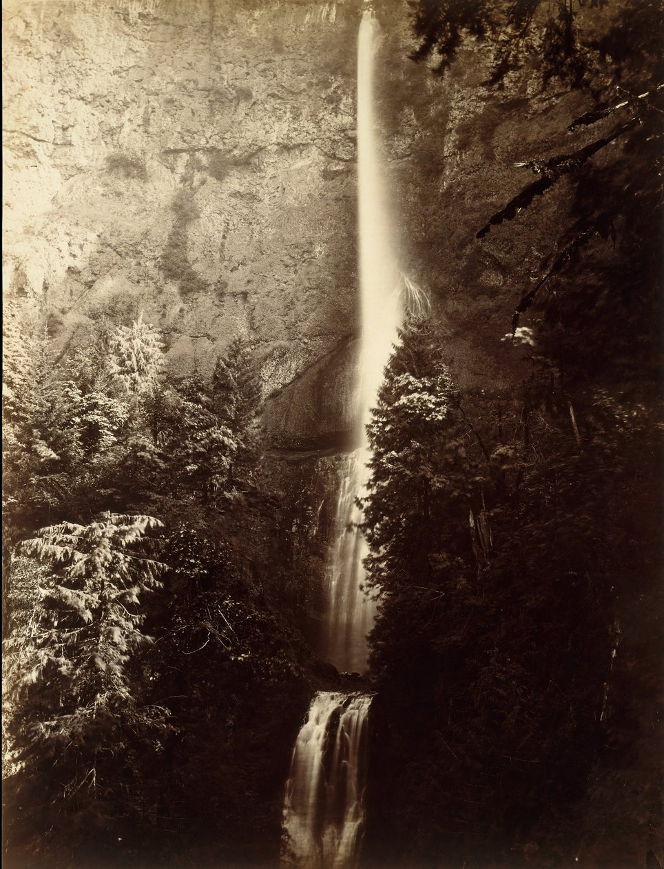 Multnomah瀑布瀑布，哥伦比亚河，1867年。 作者 卡尔顿·埃蒙斯·沃特金斯