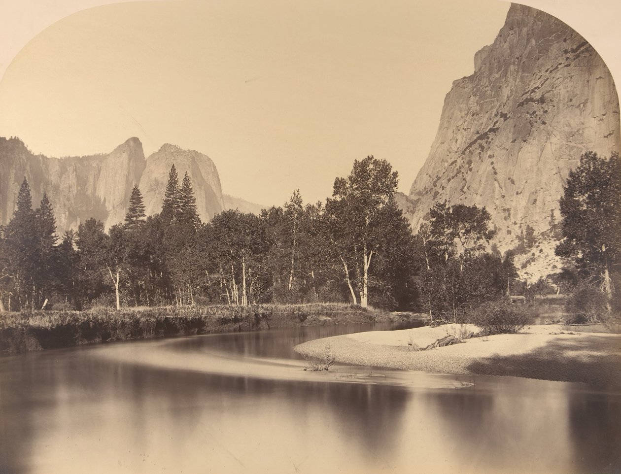 河流景观，顺着山谷，大教堂岩石在左边，1861年，优胜美地。 作者 卡尔顿·埃蒙斯·沃特金斯