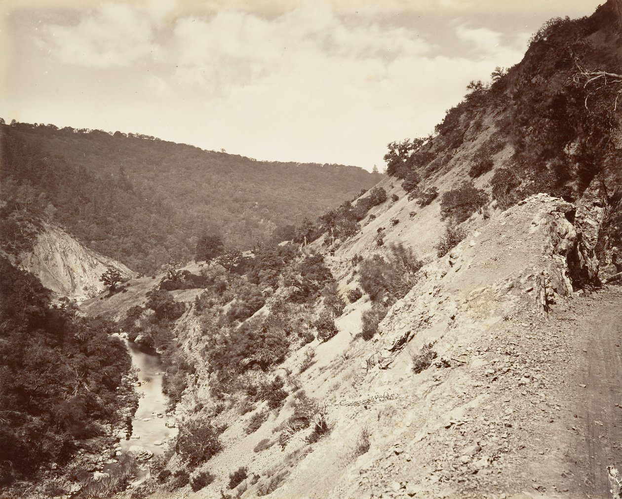 硫磺溪和通往间歇泉的道路，1868-70年，约1876年印刷。 作者 卡尔顿·埃蒙斯·沃特金斯