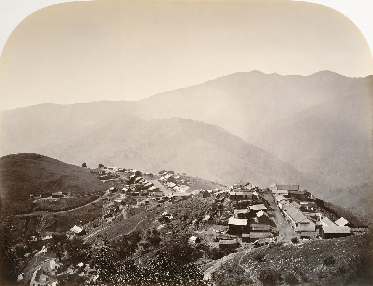 山上的小镇，新阿尔马登，1863年。 作者 卡尔顿·埃蒙斯·沃特金斯