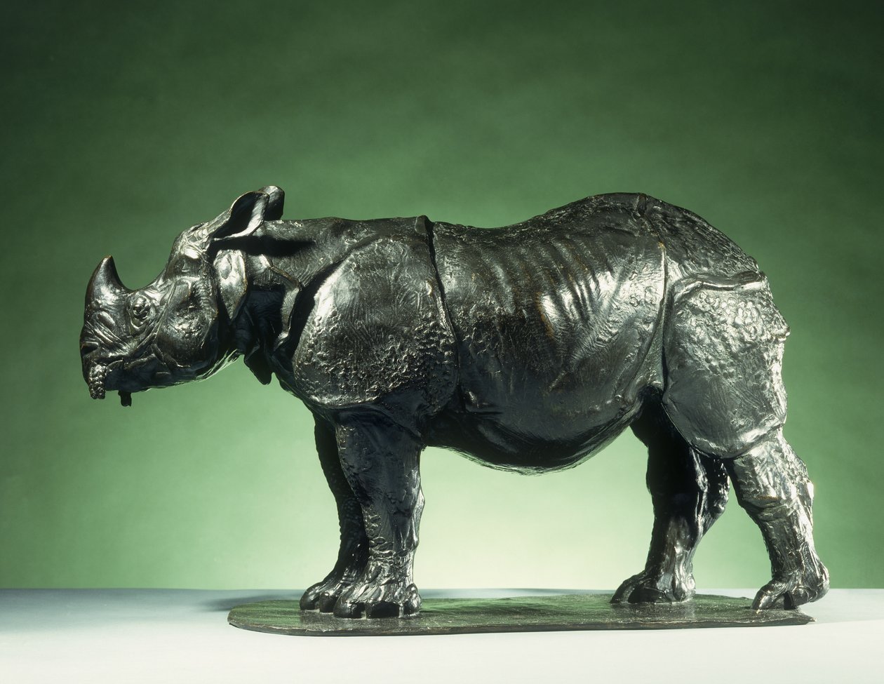 3岁的犀牛； Rhinoceros de 3 Ans，c.1910（古铜色配黑褐色铜绿） 作者 卡洛·布加迪