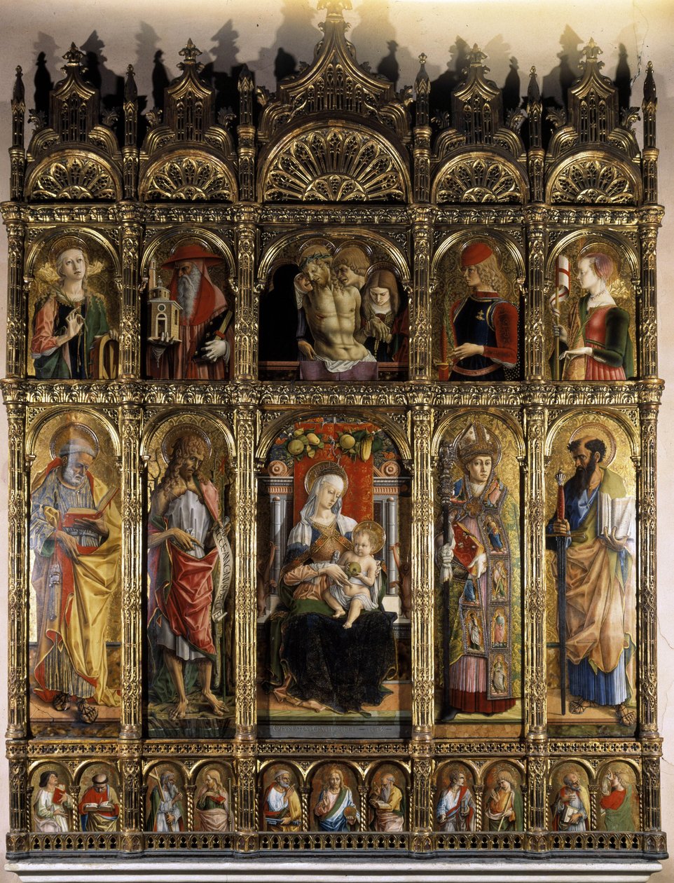 多面体展示的是皮耶塔，下层是带孩子的圣母。 作者 卡洛·克里维利（Carlo Crivelli）