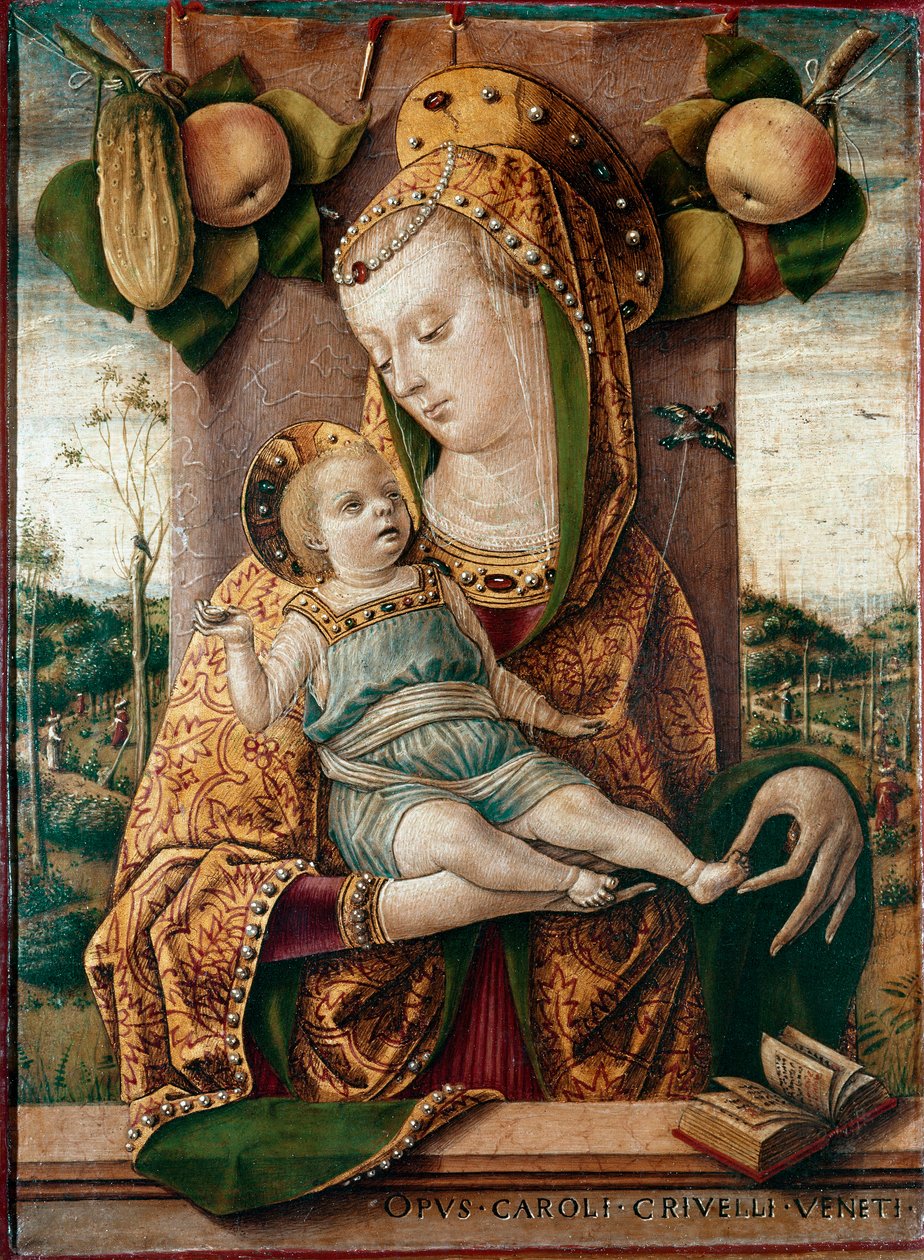 Virgin and Child 在他们身后是苹果和黄瓜，底部是一本打开的书（圣经）。 Carlo Crivelli 的木头蛋彩画 (1430/35-1494/1500) 作者 卡洛·克里维利（Carlo Crivelli）