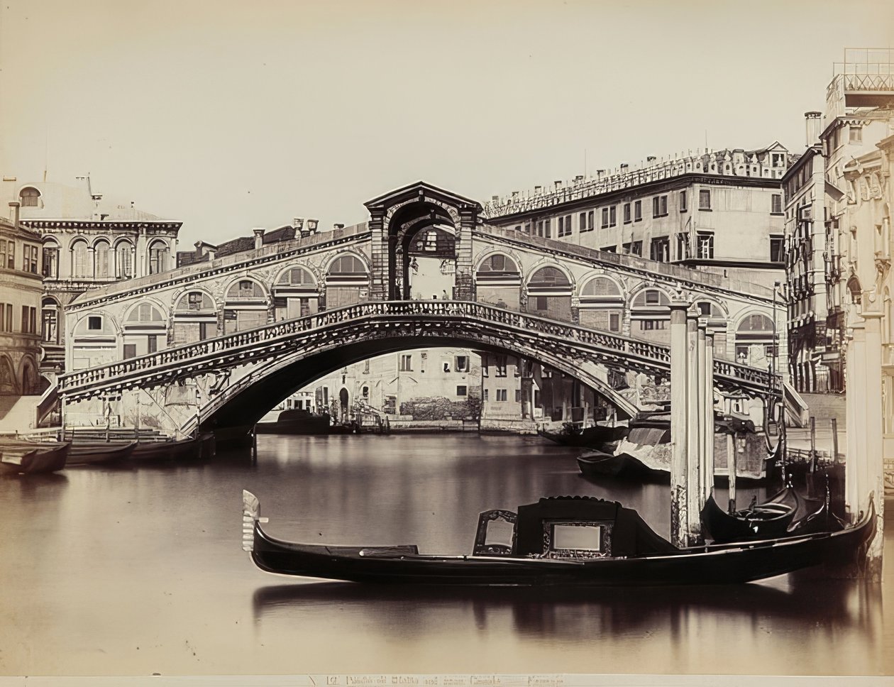 大运河的看法有Ponte di Rialto的在威尼斯。大约1865-1875年 作者 卡洛·纳亚（Carlo Naya）