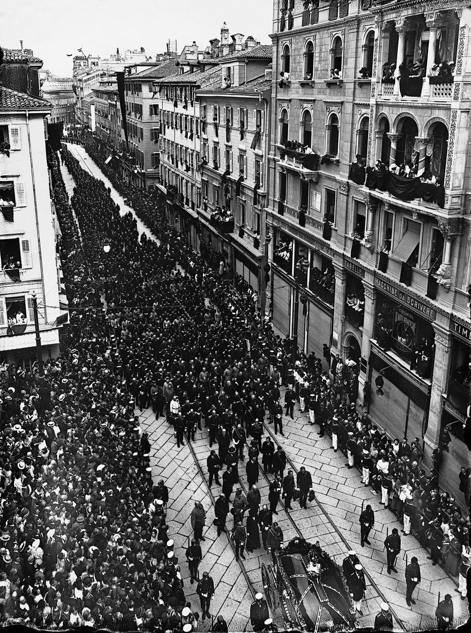 1914年7月2日，奥地利大公弗朗茨-斐迪南的葬礼（黑白照片）。 作者 卡洛·沃尔兹（Carlo Wulz）