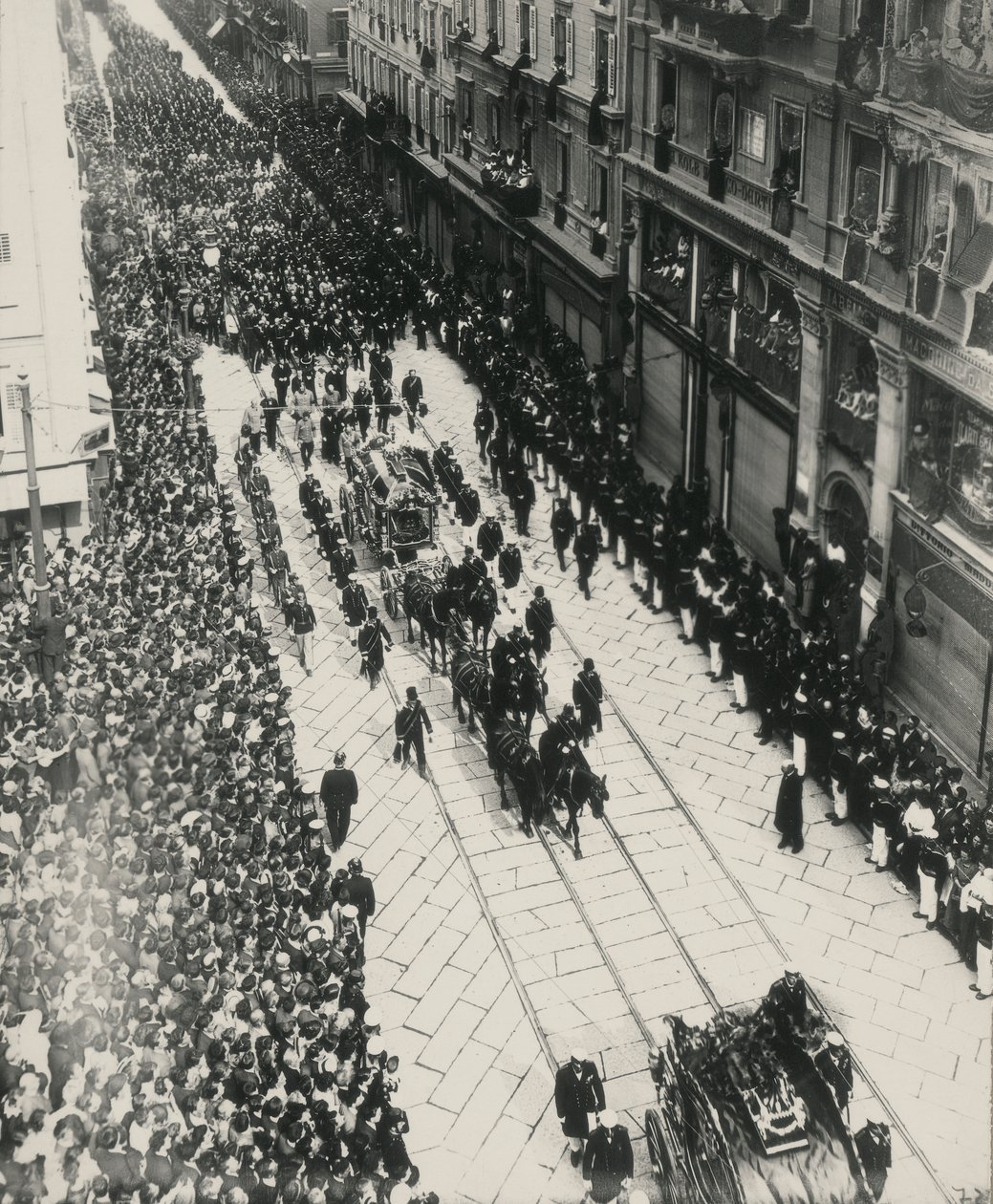 7 月 28 日，奥地利大公弗朗茨·斐迪南 (Franz Ferdinand) 和他的妻子葬礼在萨拉热窝 (Sarajevo) 遇难 作者 卡洛·沃尔兹（Carlo Wulz）