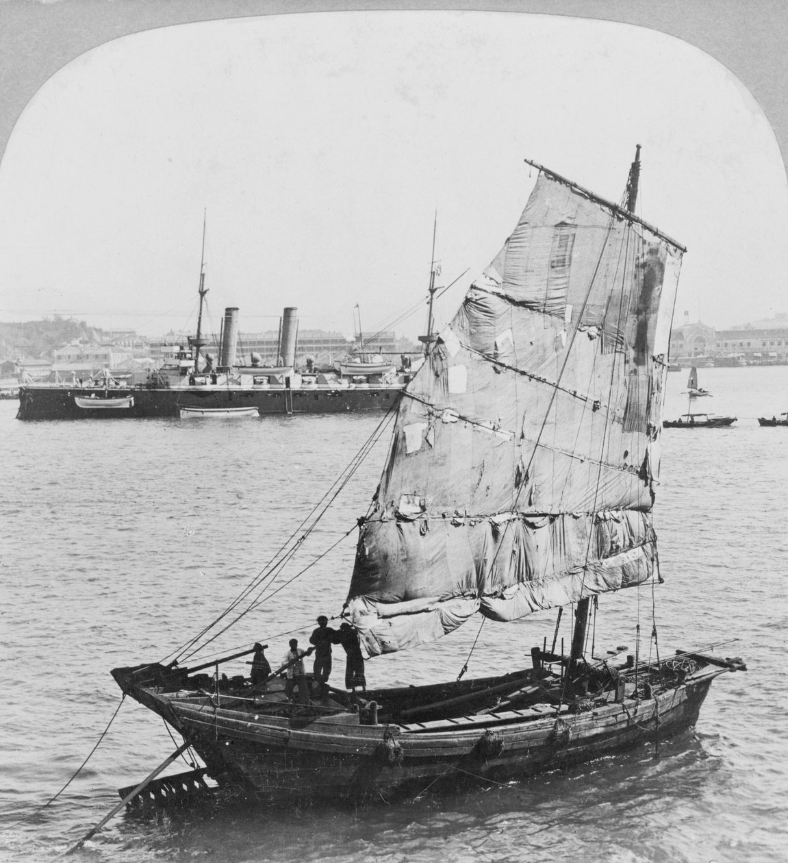 中国垃圾和英国战舰在香港港口，1902年 作者 卡尔顿·哈洛·格雷夫斯