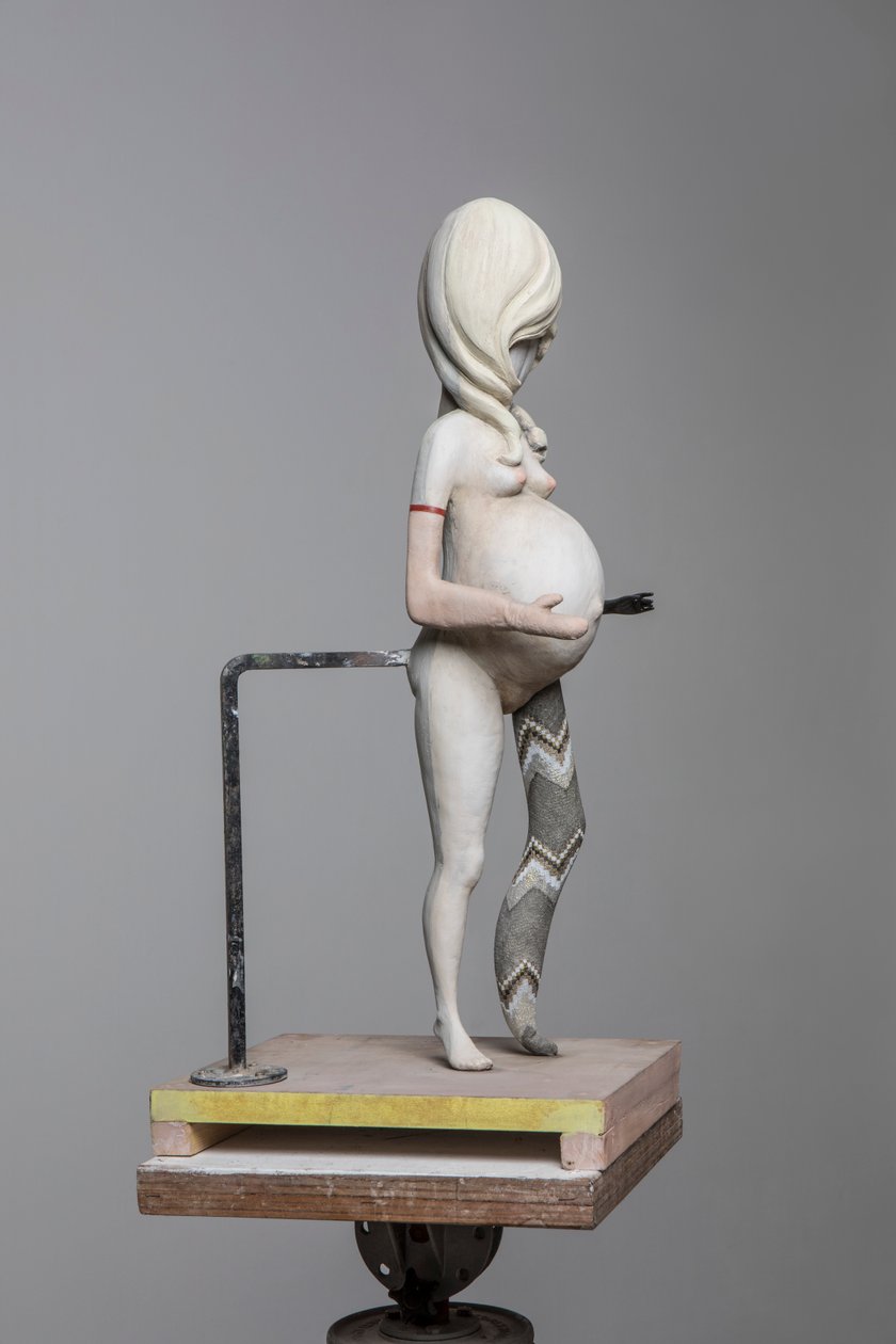 德加玩偶 1，2017 年（彩绘树脂、钢、木） 作者 凯西·皮尔金顿
