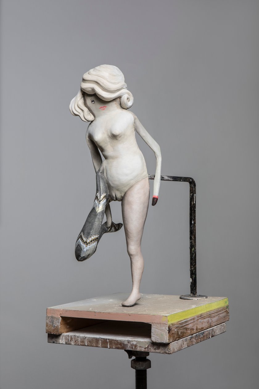 德加玩偶 2，2017 年（彩绘树脂、钢、木） 作者 凯西·皮尔金顿
