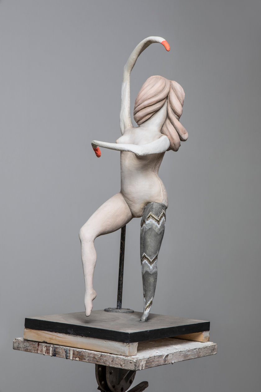 德加玩偶 4》，2017 年（彩绘树脂、钢、木） 作者 凯西·皮尔金顿