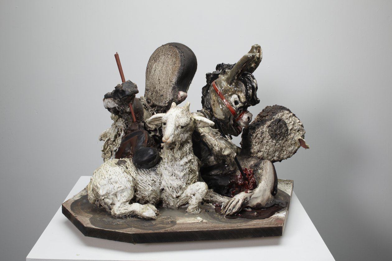 救援即将到达，2010 年（木材、石膏、粘土、织物、油漆） 作者 凯西·皮尔金顿