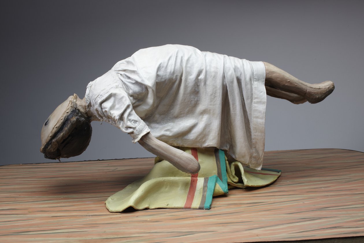 悬浮玩偶，2010 年（木材、钢材、粘土、织物、棉布、油漆） 作者 凯西·皮尔金顿