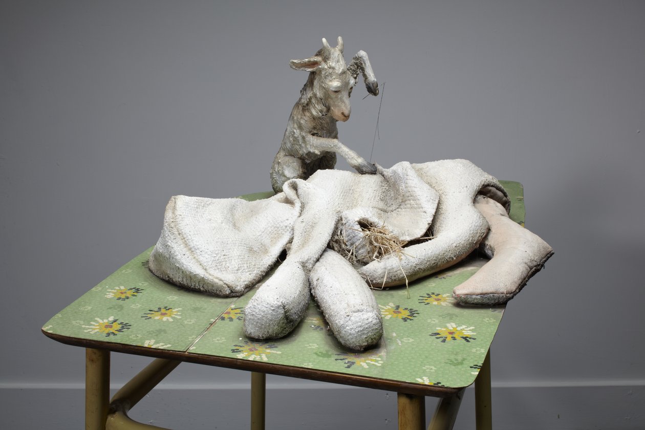 母亲》，2010 年（木材、毯子、稻草、粘土、棉布、钢材、油漆） 作者 凯西·皮尔金顿