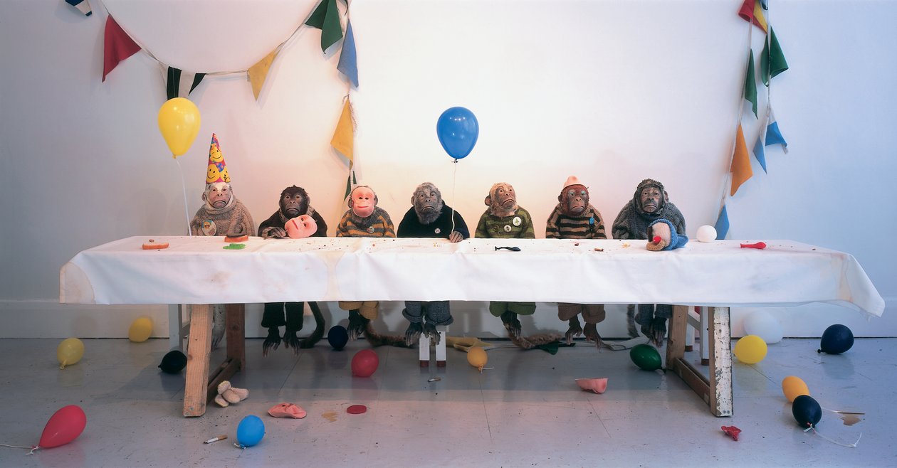 Singerie, 2004（碣石、毛皮、羊毛、木材、派对配件） 作者 凯西·皮尔金顿
