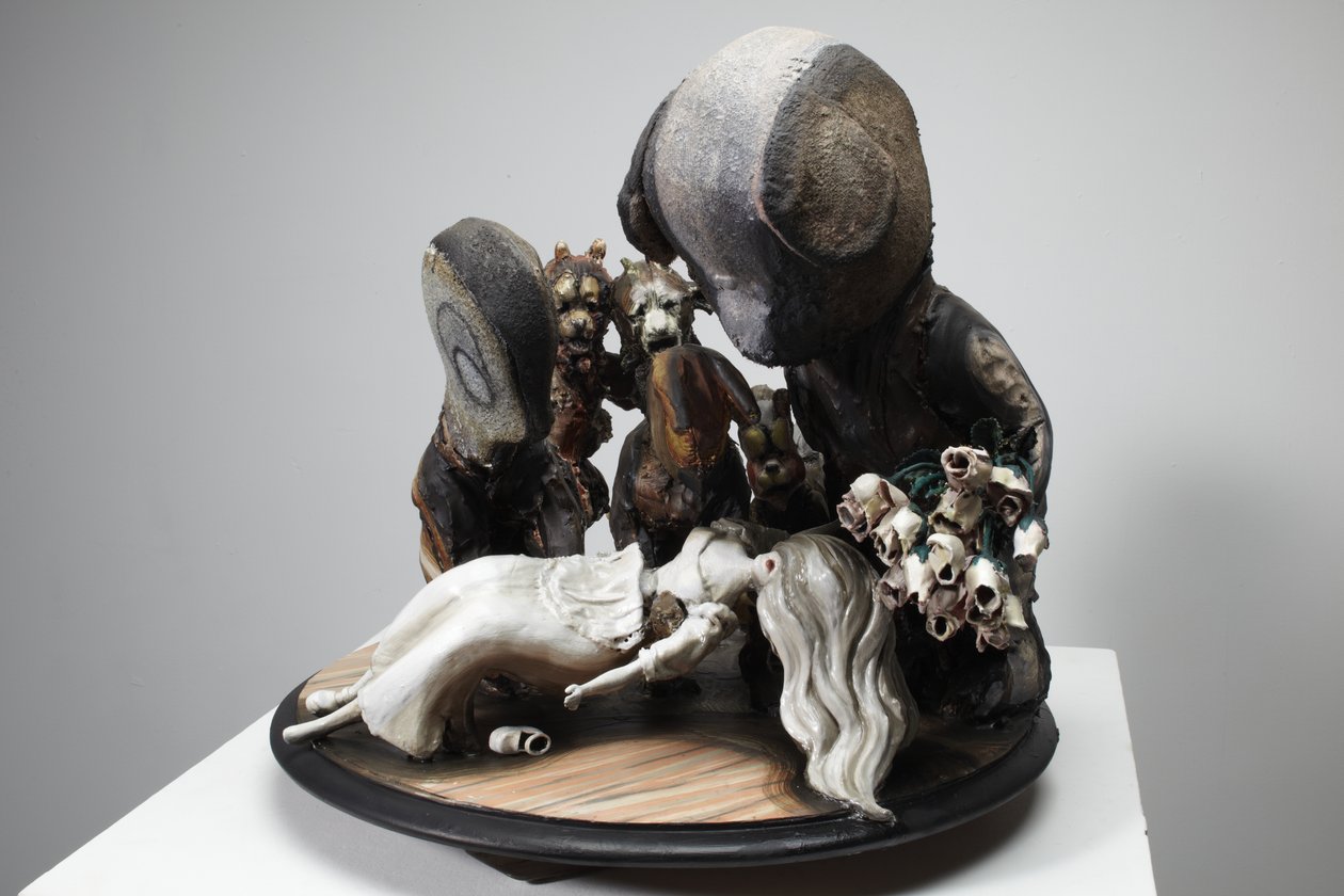 白雪公主》，2010 年（木材、石板、石膏、粘土、织物、颜料） 作者 凯西·皮尔金顿