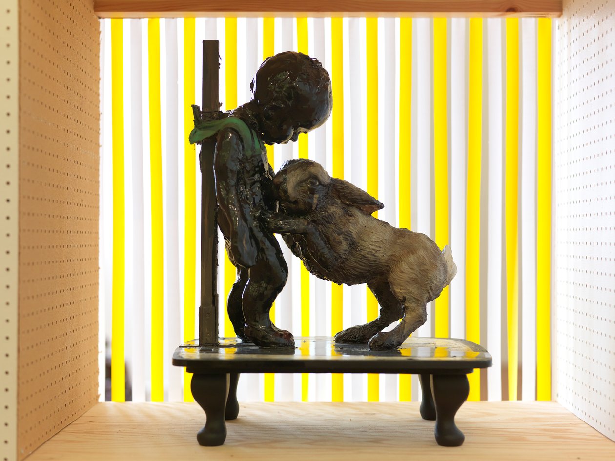 柏油宝宝的奇妙故事》，2010 年（木材、粘土、织物、颜料） 作者 凯西·皮尔金顿