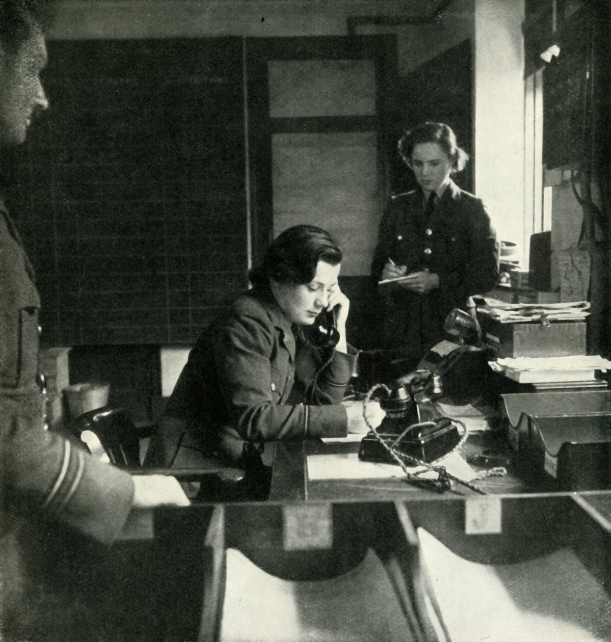 车站情报室，c1943。 作者 塞西尔·比顿（Cecil Beaton）