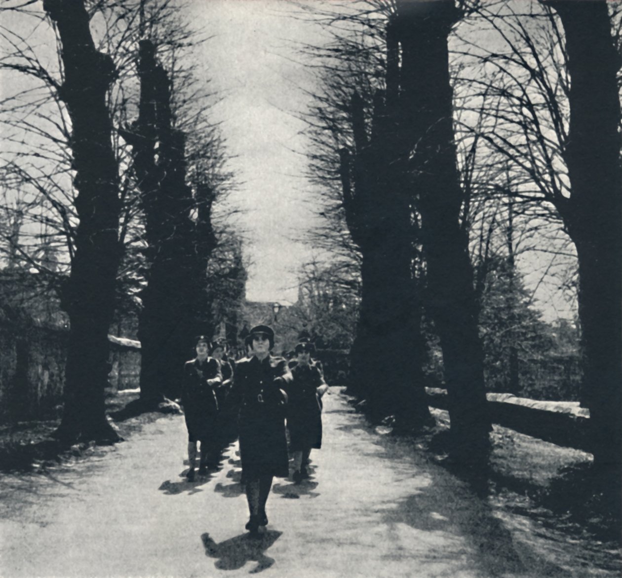 教堂游行，1941年 作者 塞西尔·比顿（Cecil Beaton）