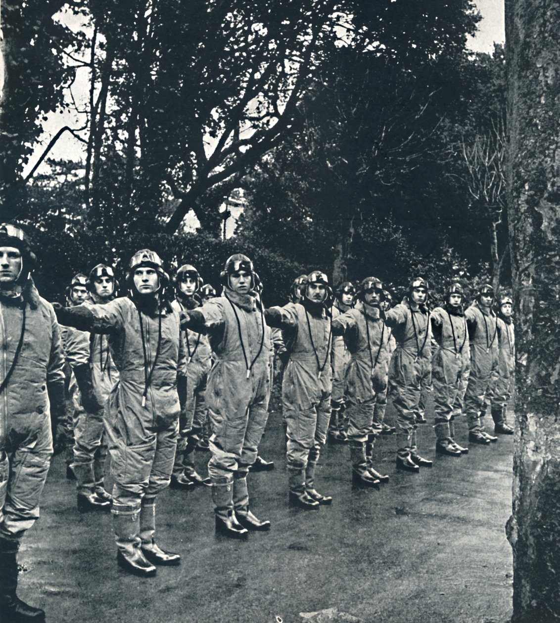 穿着整齐的队伍，1941年 作者 塞西尔·比顿（Cecil Beaton）