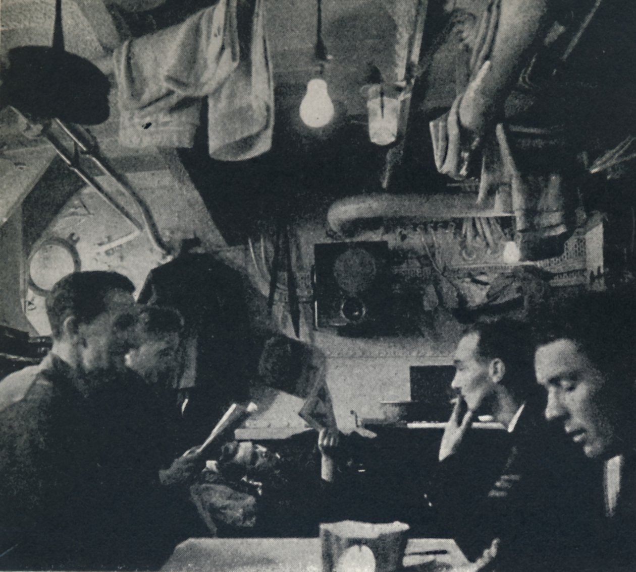 1941年，功能性地在餐厅甲板上使用 作者 塞西尔·比顿（Cecil Beaton）