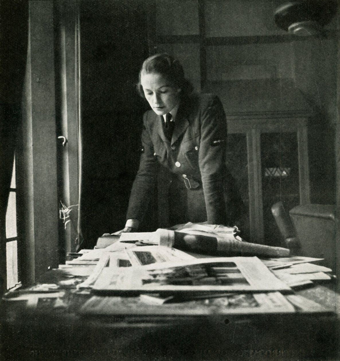 在阅览室，c1943。 作者 塞西尔·比顿（Cecil Beaton）