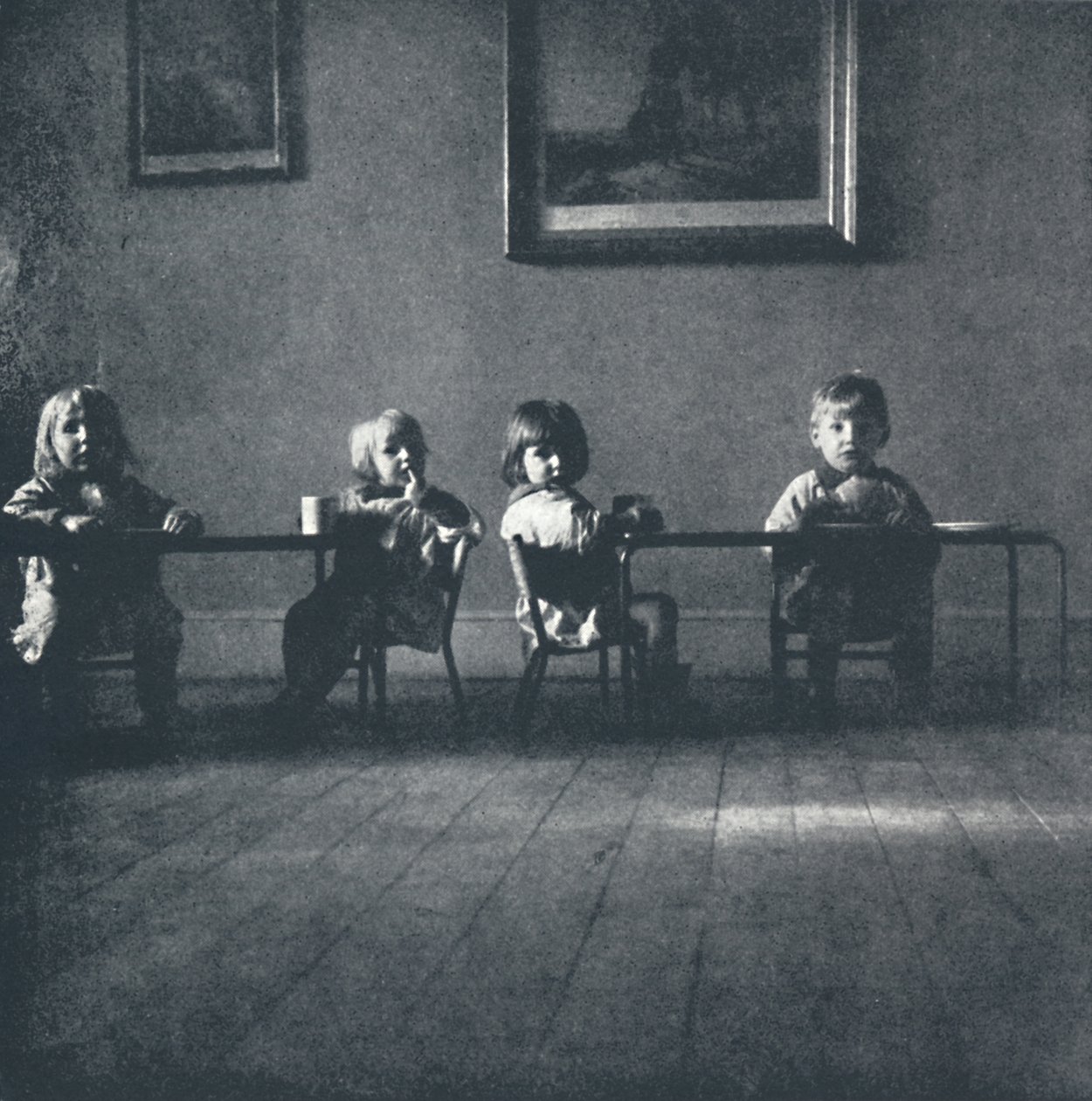 坐着人物的内部，1941年 作者 塞西尔·比顿（Cecil Beaton）