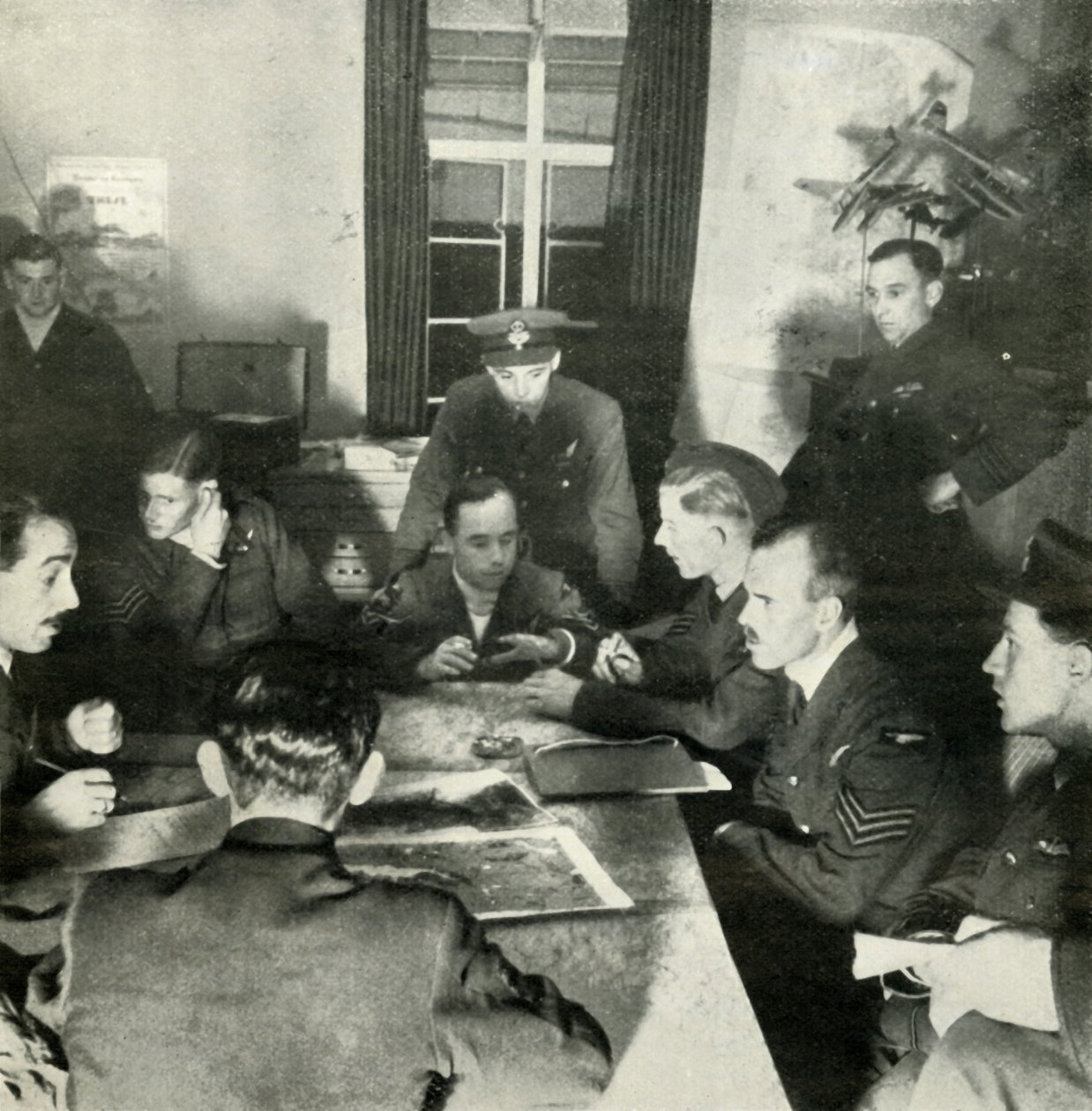 询问机组人员，WAAF在这项工作中的帮助，c1943。 作者 塞西尔·比顿（Cecil Beaton）