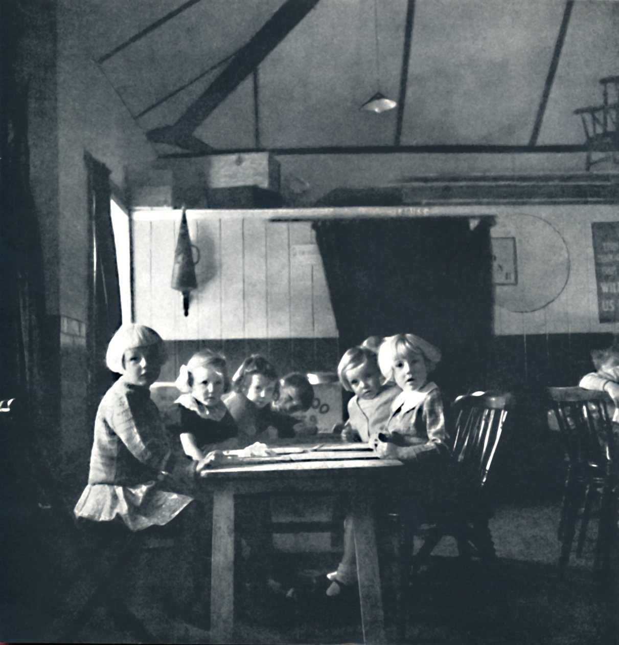 1941年，伦敦儿童在乡村礼堂里上课 作者 塞西尔·比顿（Cecil Beaton）