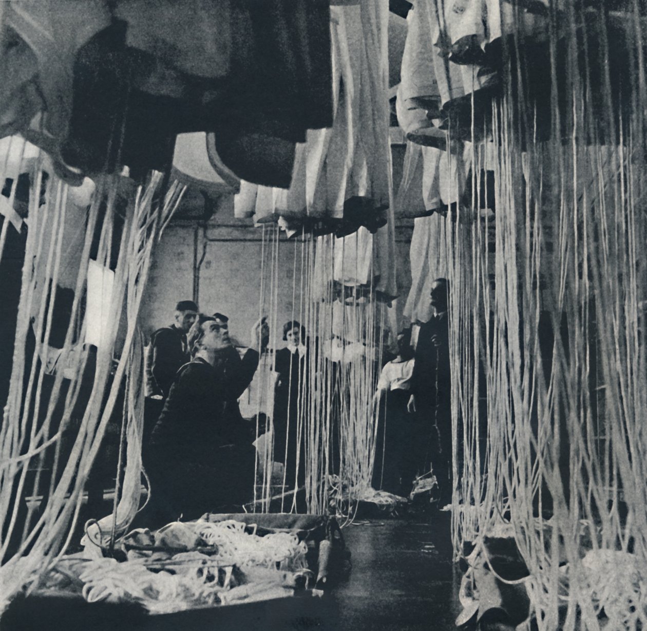 1941年，机队生命机用降落伞织机降落 作者 塞西尔·比顿（Cecil Beaton）