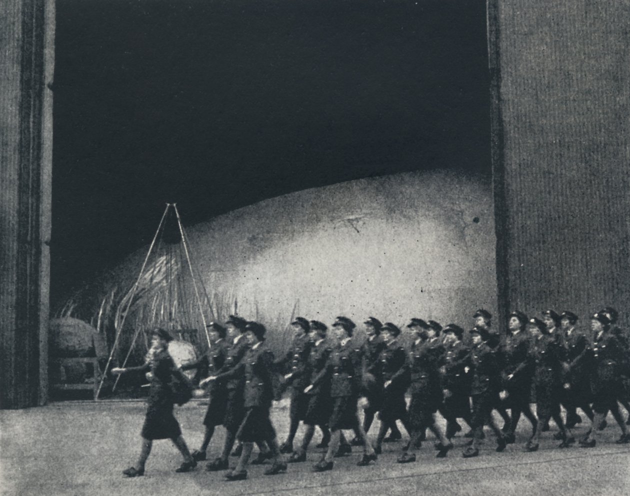 1941年3月 作者 塞西尔·比顿（Cecil Beaton）