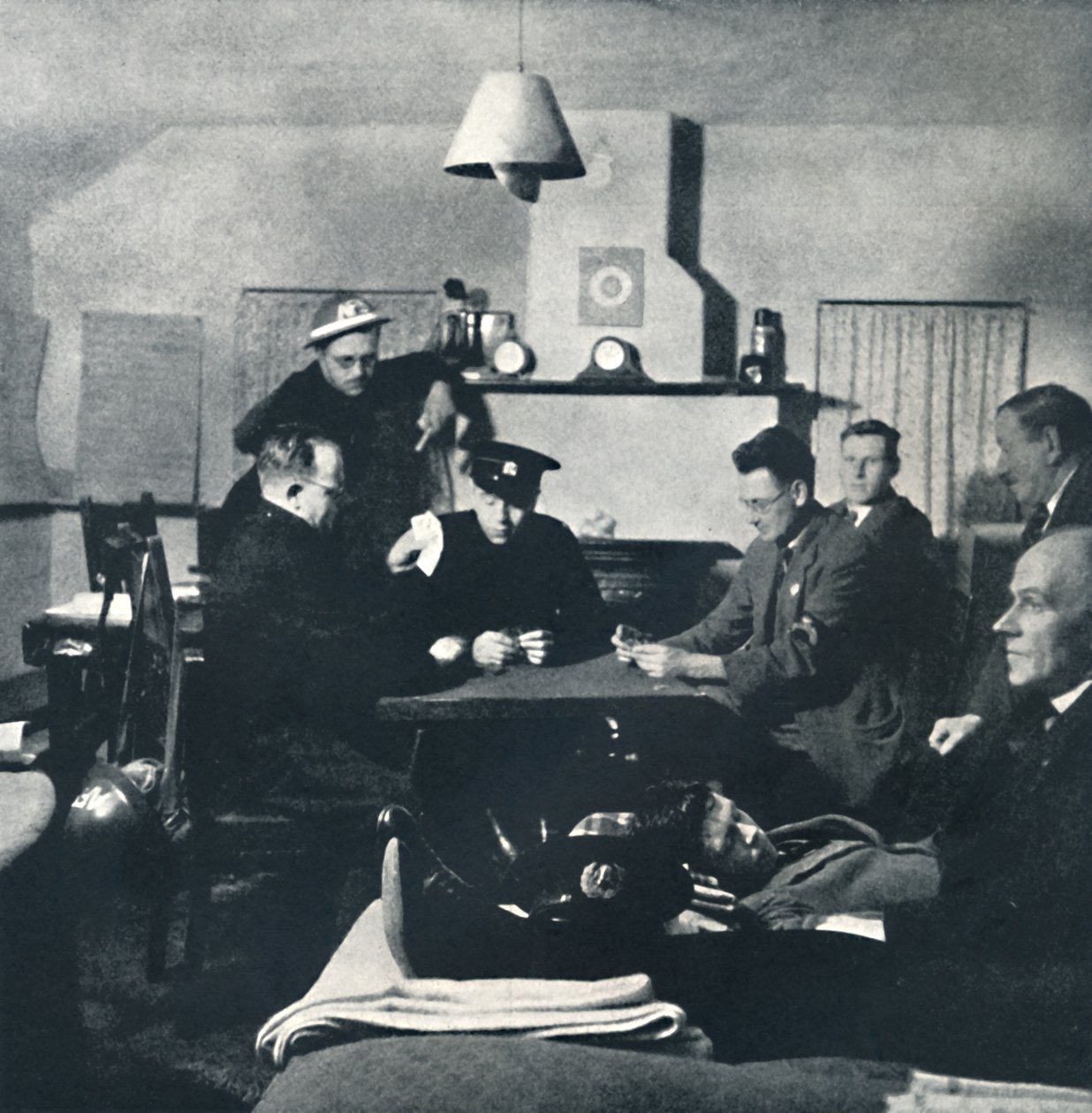 守夜人：消防队放松，1941年 作者 塞西尔·比顿（Cecil Beaton）