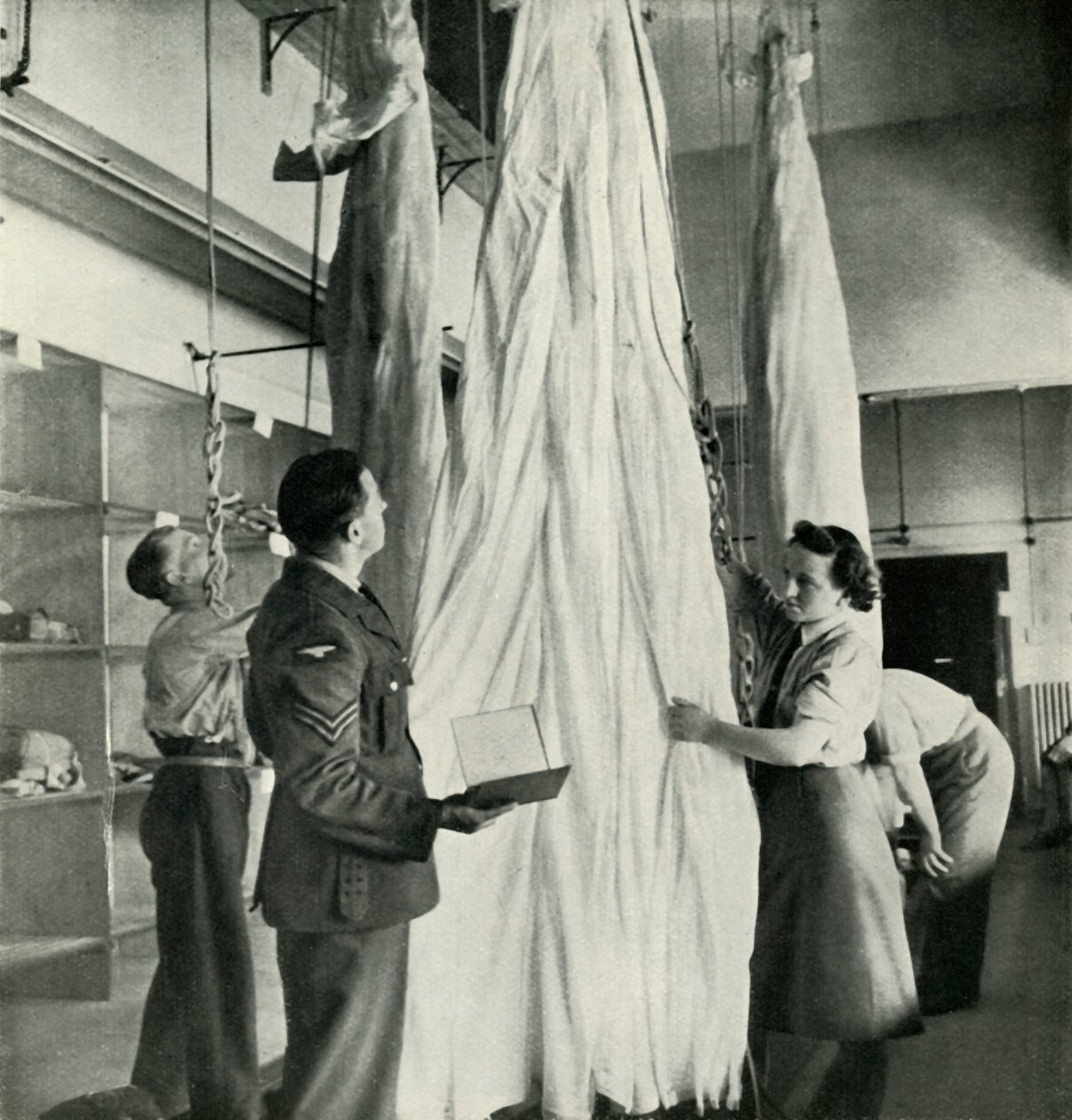 降落伞包装工，c1943。 作者 塞西尔·比顿（Cecil Beaton）