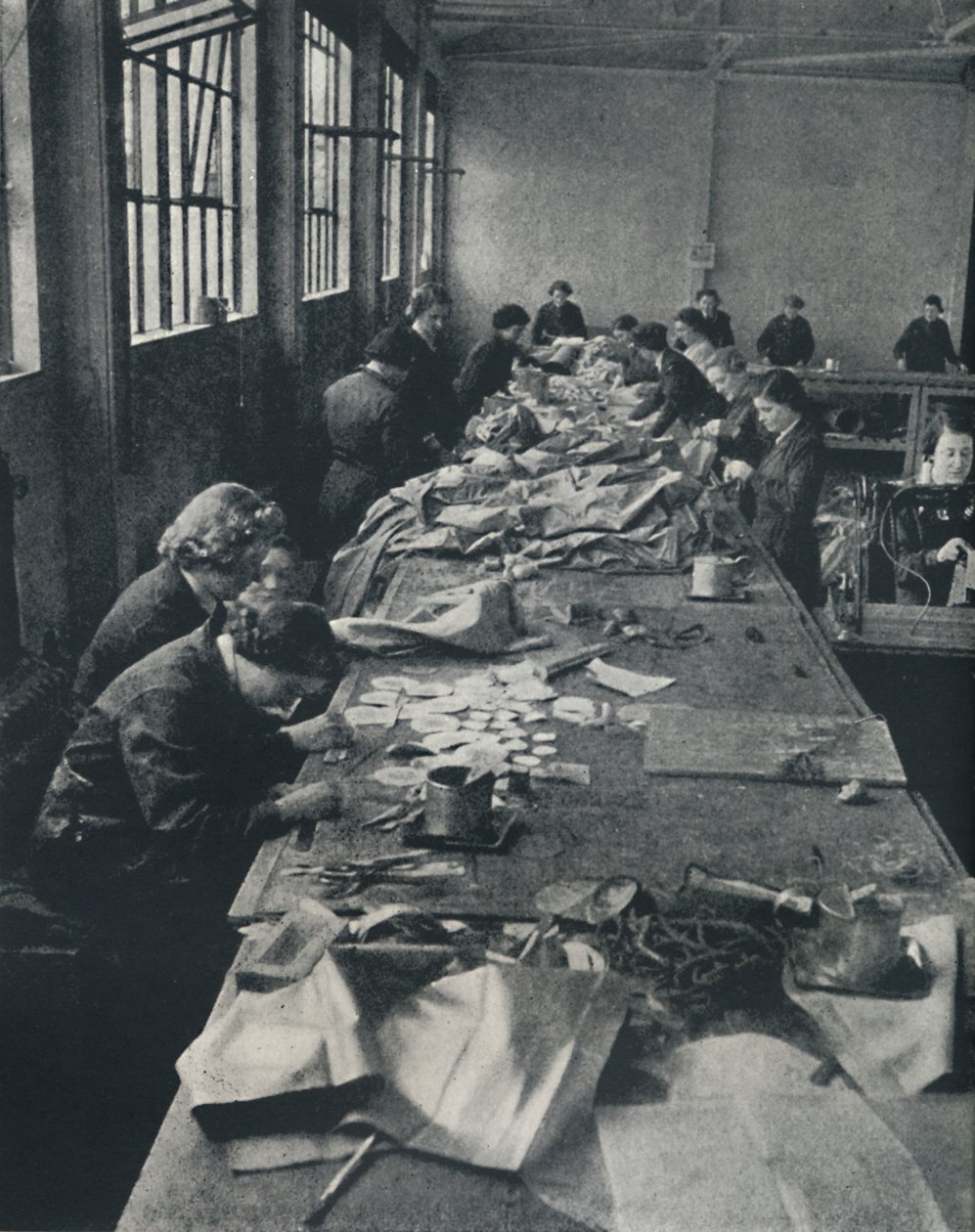 修补气球，1941年 作者 塞西尔·比顿（Cecil Beaton）