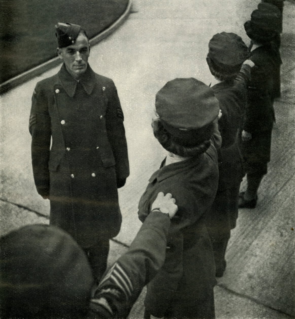皇家空军军士操练妇女，c1943。 作者 塞西尔·比顿（Cecil Beaton）