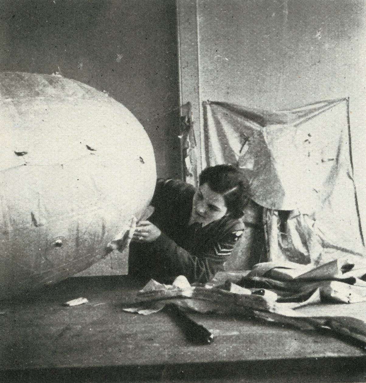 修理弹幕气球，c1943。 作者 塞西尔·比顿（Cecil Beaton）