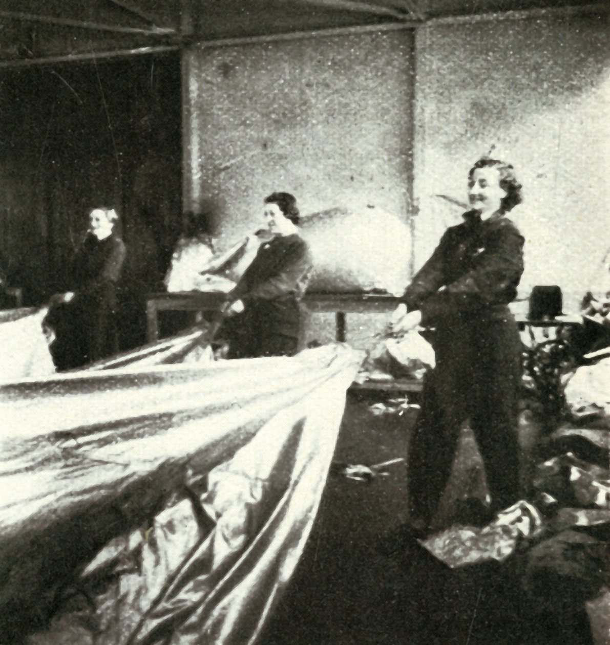 修理弹幕气球，c1943。 作者 塞西尔·比顿（Cecil Beaton）