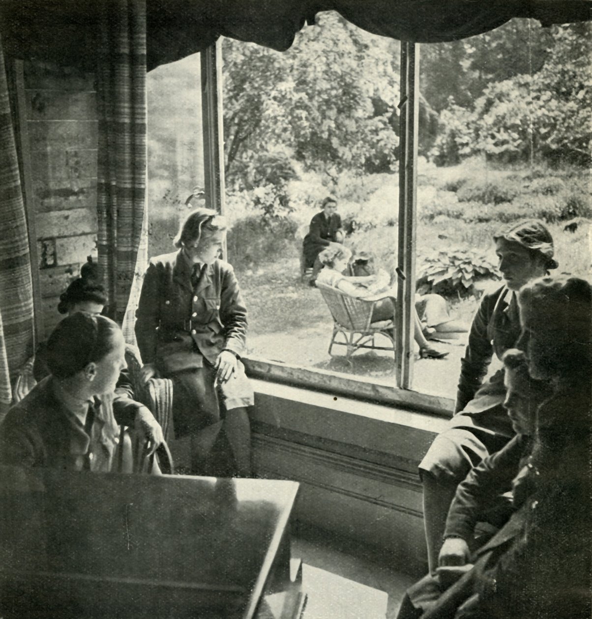 夏日，c1943。 作者 塞西尔·比顿（Cecil Beaton）